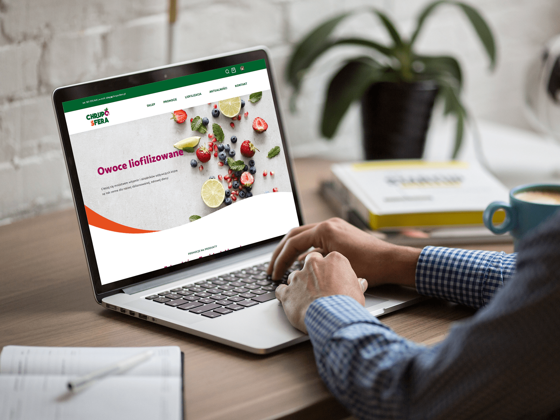 Mężczyzna pracuje na laptopie, przeglądając zieloną i białą stronę internetową - ChrupoSfera.pl